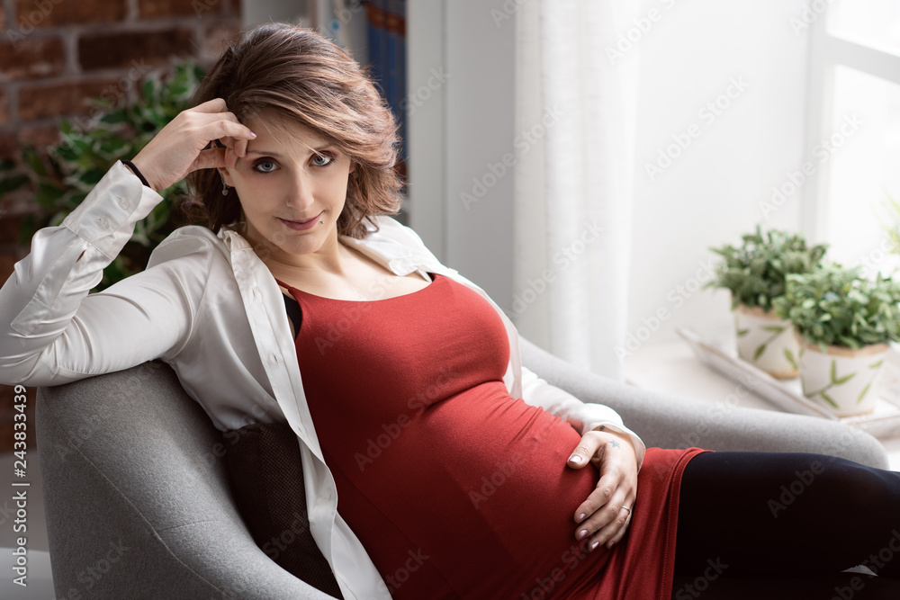 Obraz premium Happy young mother posing at home