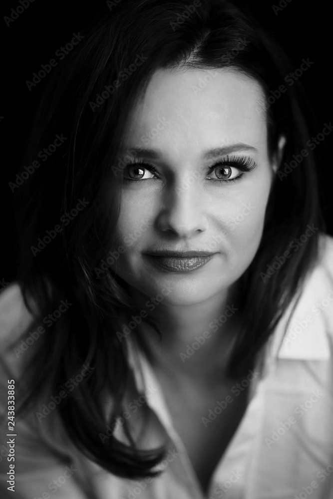 Portrait d'une jolie jeunne femme brune en noir et blanc Portrait d'une jolie jeunne femme brune en noir et blanc