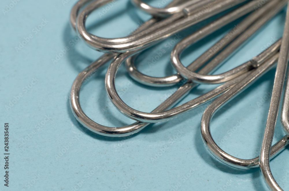 Fototapeta premium blue paper clips on white background