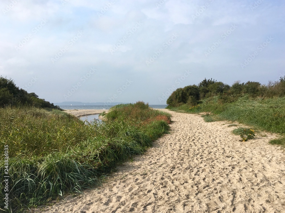 Sandweg neben dem Unterlauf des Harkenbäk nahe der Mündung in die Ostsee bei Dassow (Kreis Nordwestmecklenburg)