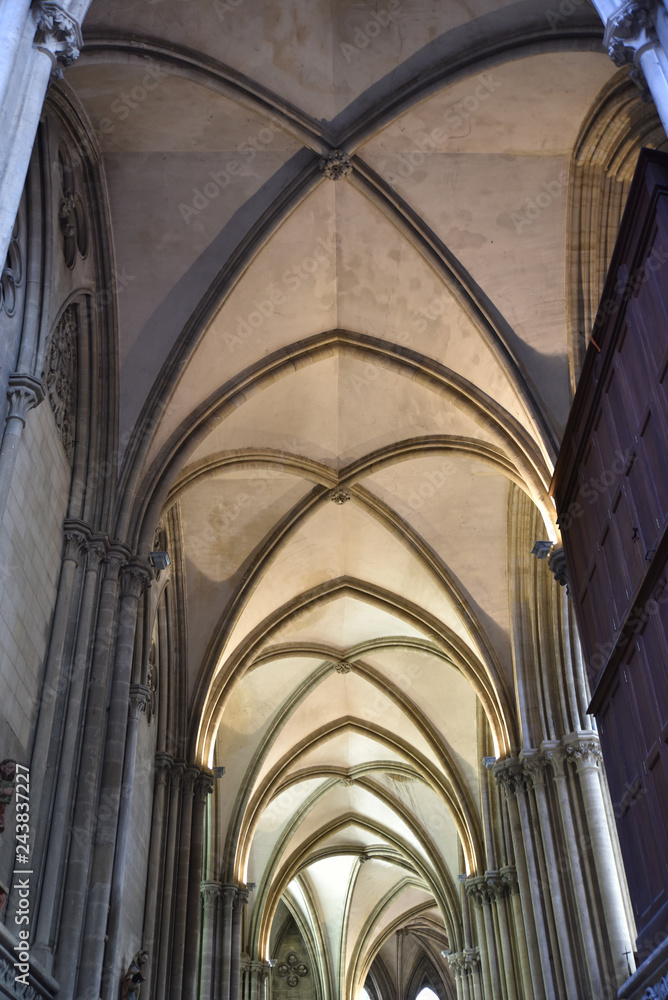 Nef à croisée d'ogives de la cathédrale de Bayeux, France