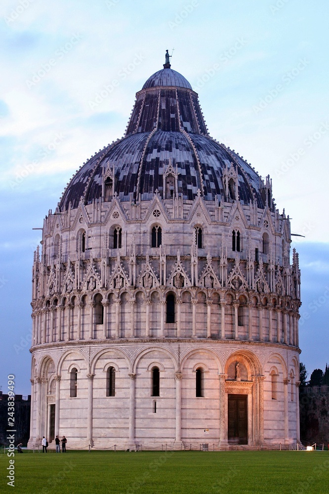 El Baptisterio de Pisa, la Toscana, Italia.