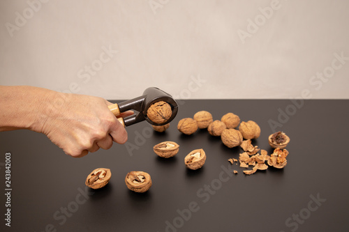 Walnüssen von Hand mit Nussknacker öffnen photo