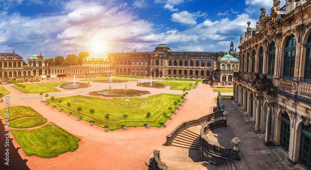 Obraz premium Famous Zwinger palace (Der Dresdner Zwinger) Art Gallery of Dresden, Saxony, Germany