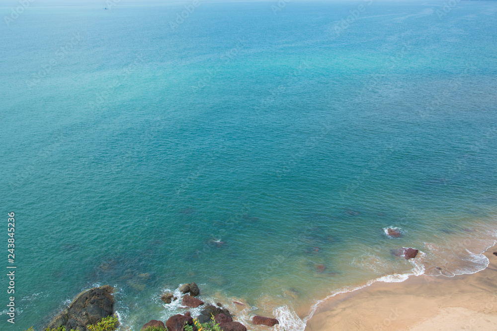 Obraz premium Inviting blue waters of the Arabian sea at Cola beach, Goa, India on a bright sunny day