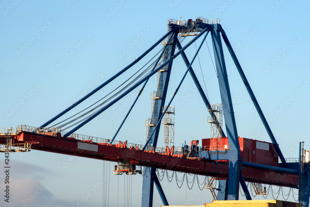 cantiere industriale con gru cantiere industriale con gru