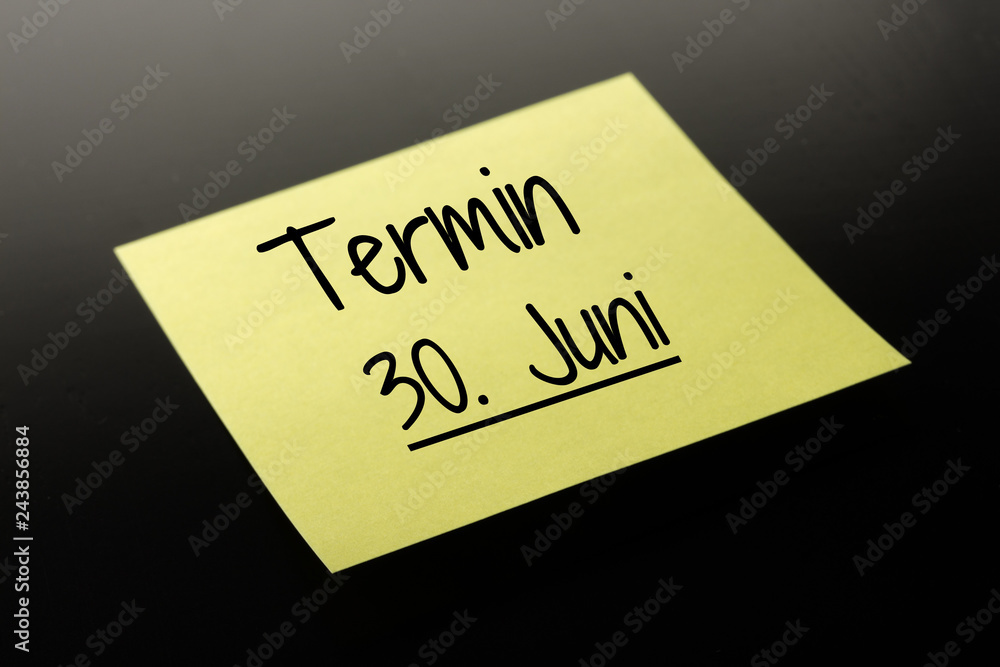 Termin 30. Juni - gelber Notizzettel dunkler Hintergrund Termin 30. Juni - gelber Notizzettel dunkler Hintergrund