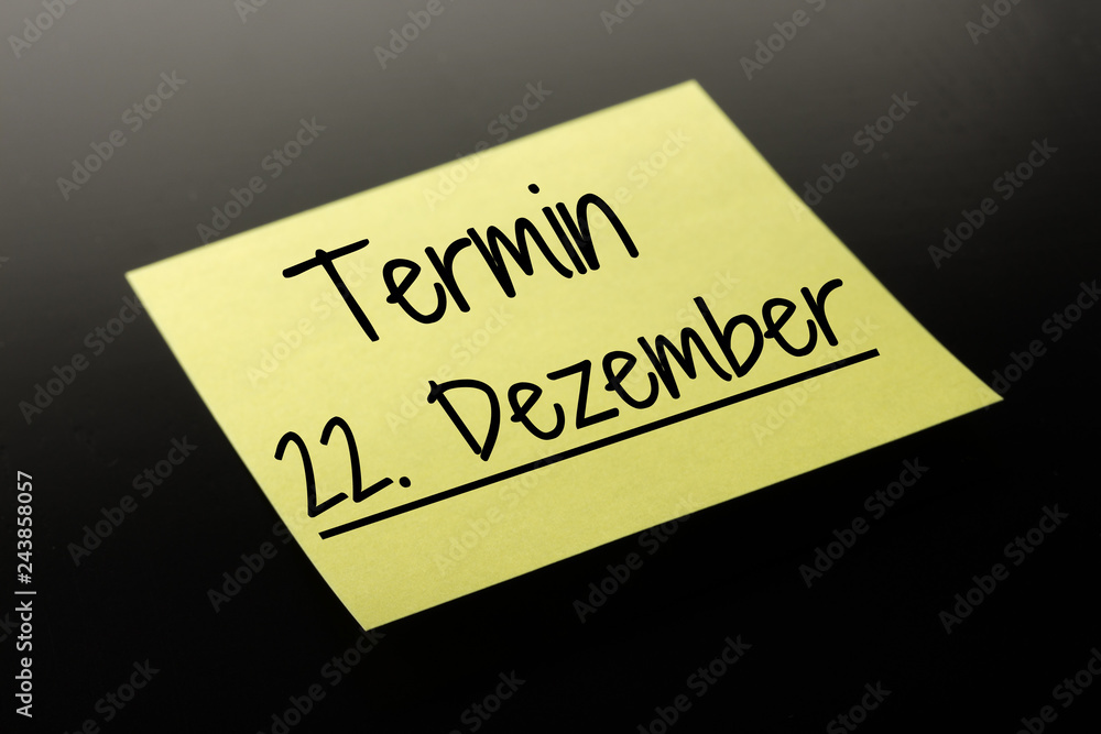 Termin 22. Dezember - gelber Notizzettel dunkler Hintergrund Termin 22. Dezember - gelber Notizzettel dunkler Hintergrund