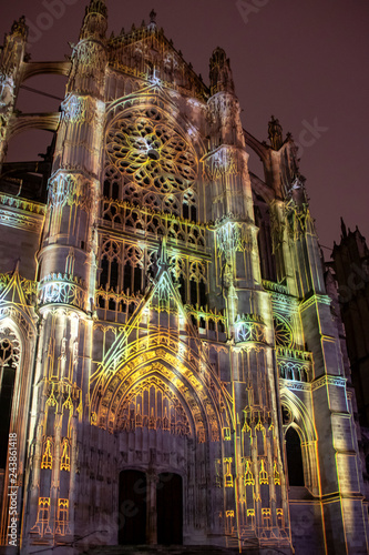 Beauvais. Eclairage de la cathédrale saint Pierre le soir,  Oise, Picardie. Hauts de France photo