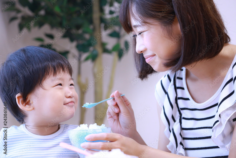 かき氷を食べる親子 かき氷を食べる親子