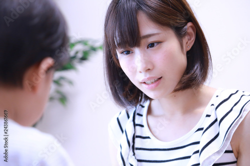 Fototapeta 子供を叱る母親