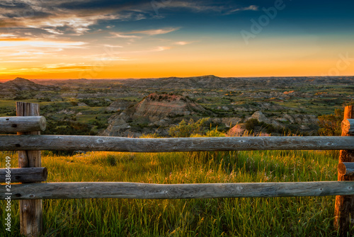 Foto Sunset over North Dakota Badlands landscape