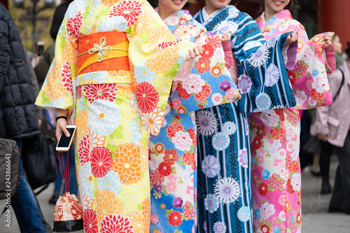 Fototapete Young girl wearing Japanese kimono standing in front of Sensoji Temple in Tokyo, Japan