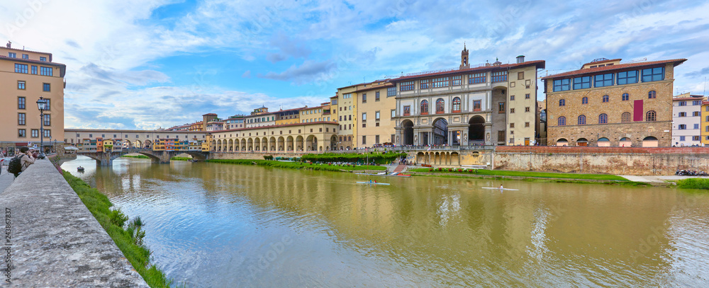 Naklejka premium Beautiful panoramic view of the famous Ponte Vecchio in Florence.