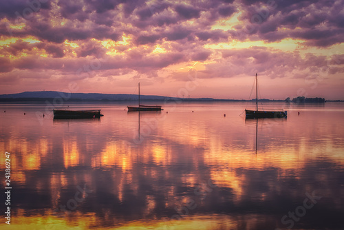Abendstimmung am Steinhuder Meer mit drei Segelbooten nach dem Sonnenuntergang © Leinemeister
