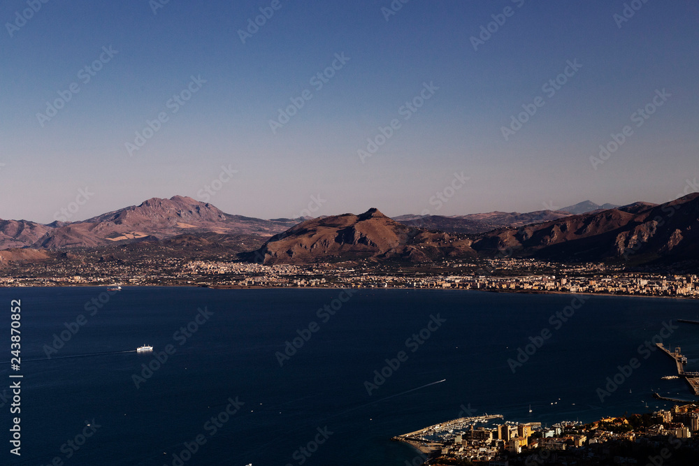 Scorcio di veduta d'allto,del porto di Palermo