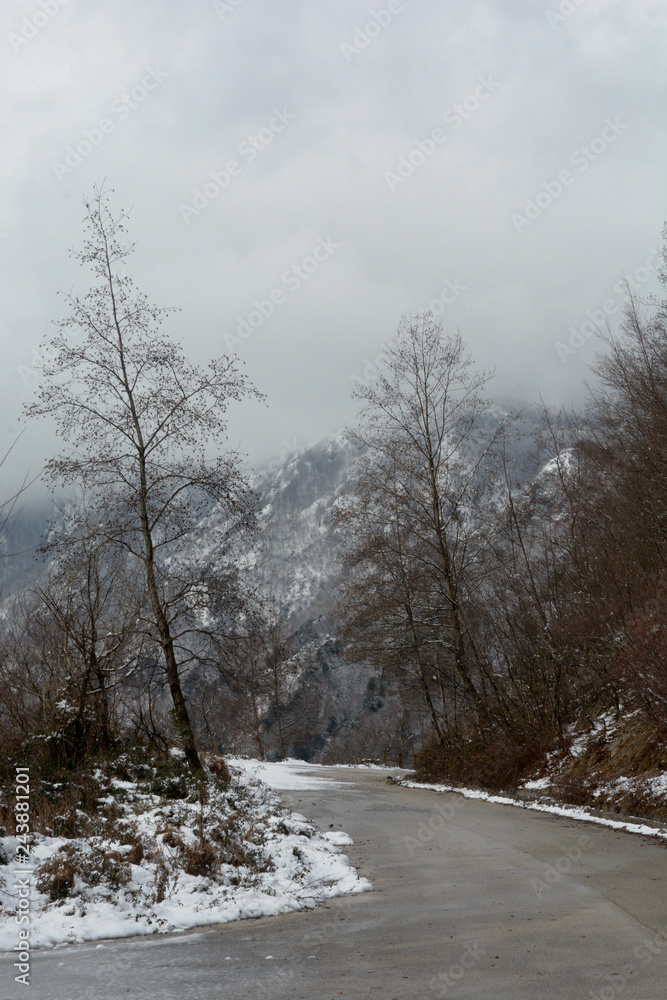 Paesaggio montano innevato, in Campania, Sud Italia. Gennaio 2019. Paesaggio montano innevato, in Campania, Sud Italia. Gennaio 2019.