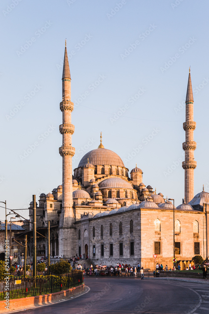 Naklejka premium Nowy Meczet o zachodzie słońca w Stambule w Turcji