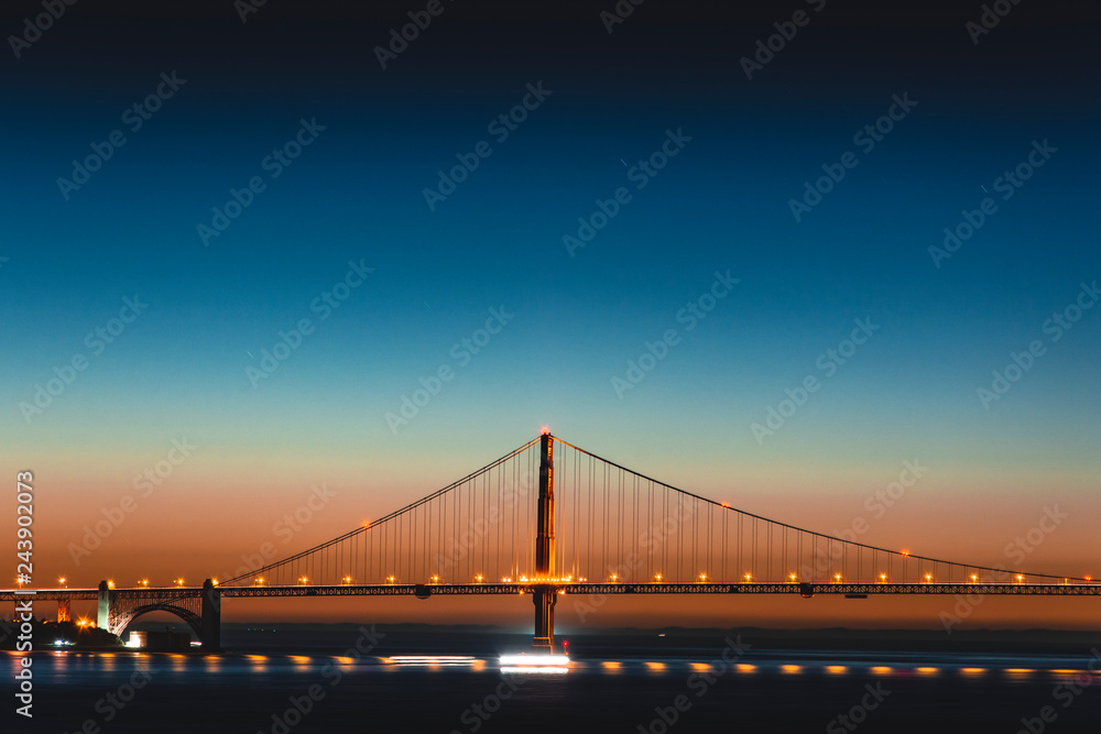 Obraz premium Sfumature al tramonto sul Golden Gate Bridge