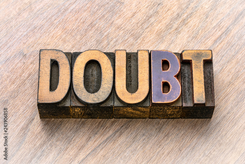 Fotografi doubt word in wood type