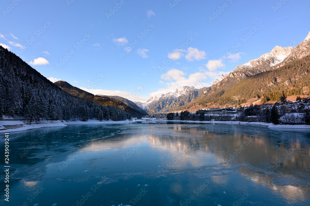il lago ghiacciato di Auronzo, una bellissima cittadina nel cuore delle Dolomiti