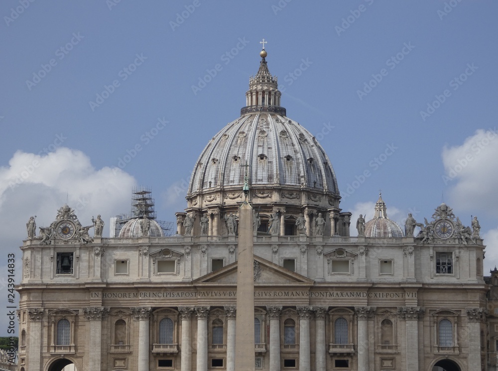 Museos Vaticanos, plaza y Basílica de San Pedro, Roma, Italia.