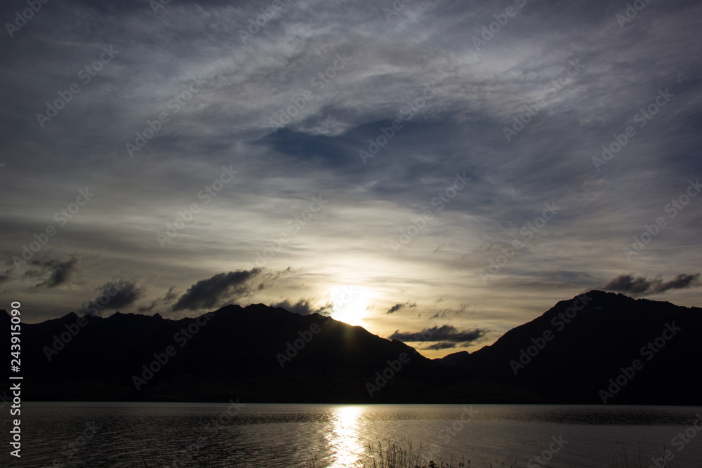 Sonnenuntergang hinter den Bergen in Neuseeland