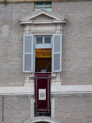 Museos Vaticanos, plaza y Basílica de San Pedro, Roma, Italia.