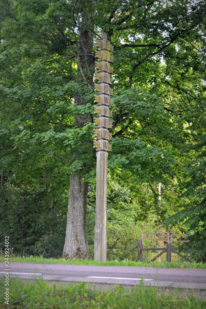 Drogowskaz z drewan, Białowieża, Polska Drogowskaz z drewan, Białowieża, Polska