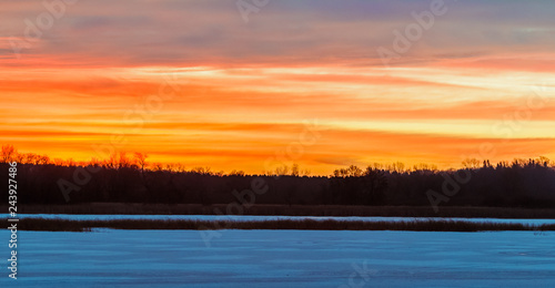 Fototapeta Naklejka Na Ścianę i Meble -  Minnesota winter sunrise over the lake