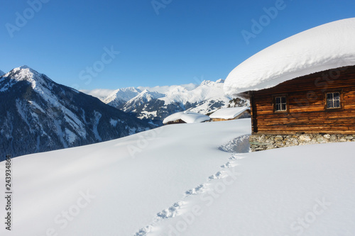 tief verschneite Schihütte in den österreichischen Alpen 