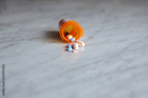 Foto medicine bottle fall over spill pills