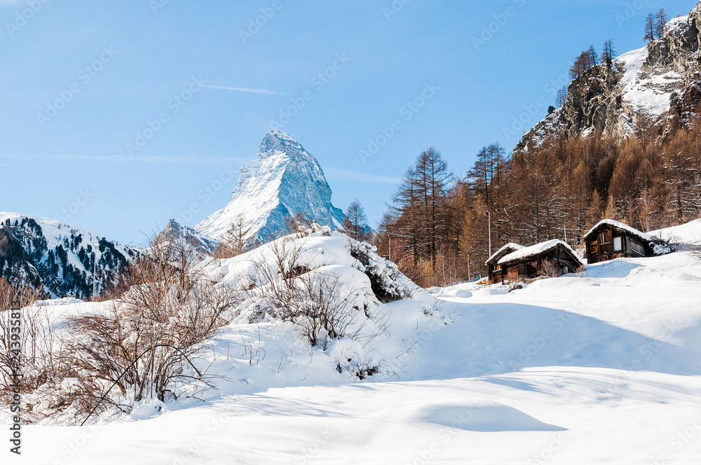 Zermatt, Furi, Zmutt, Matterhorn, Alpen, Walliser Berge, Winter, Winterlandschaft, Wintersport, Wanderweg, Winterwanderung, Holzhaus, Stall, Schweiz