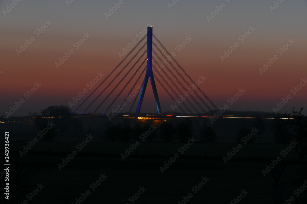 Obraz premium Rheinbrücke Wesel im Morgengrauen
