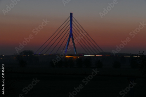 Rheinbrücke Wesel im Morgengrauen