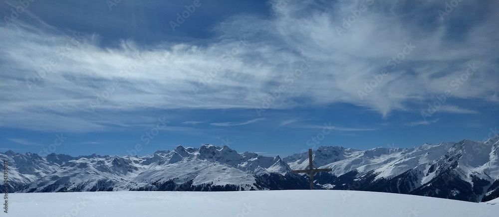 Wolkenformation über schneebedecktem Gebirge