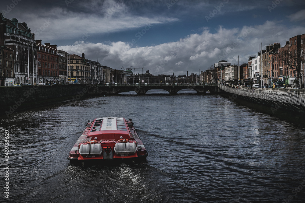 Imagen de un barco navegando por el río Liffey en Dublín