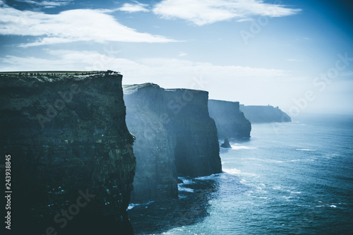 Imagen panorámica de los Cliffs of Moher en Irlanda durante el invierno