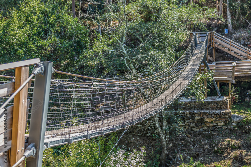 Obraz premium Suspension bridge view on pedestrian walkway on mountains