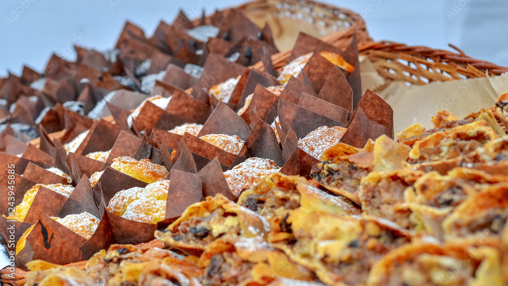 Obraz premium Many fresh delicious muffins or cupcakes.