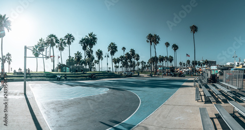 Naklejka na ścianę 15 czerwca 2018 r. Los Angeles, USA. Boisko do koszykówki na plaży w Wenecji w Los Angeles. Piękny letni duch. Wydarzenia sportowe nad oceanem.
