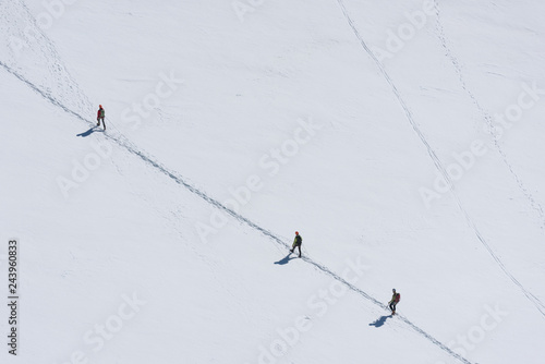 alpinisti in cordata su ghiaccio in montagna