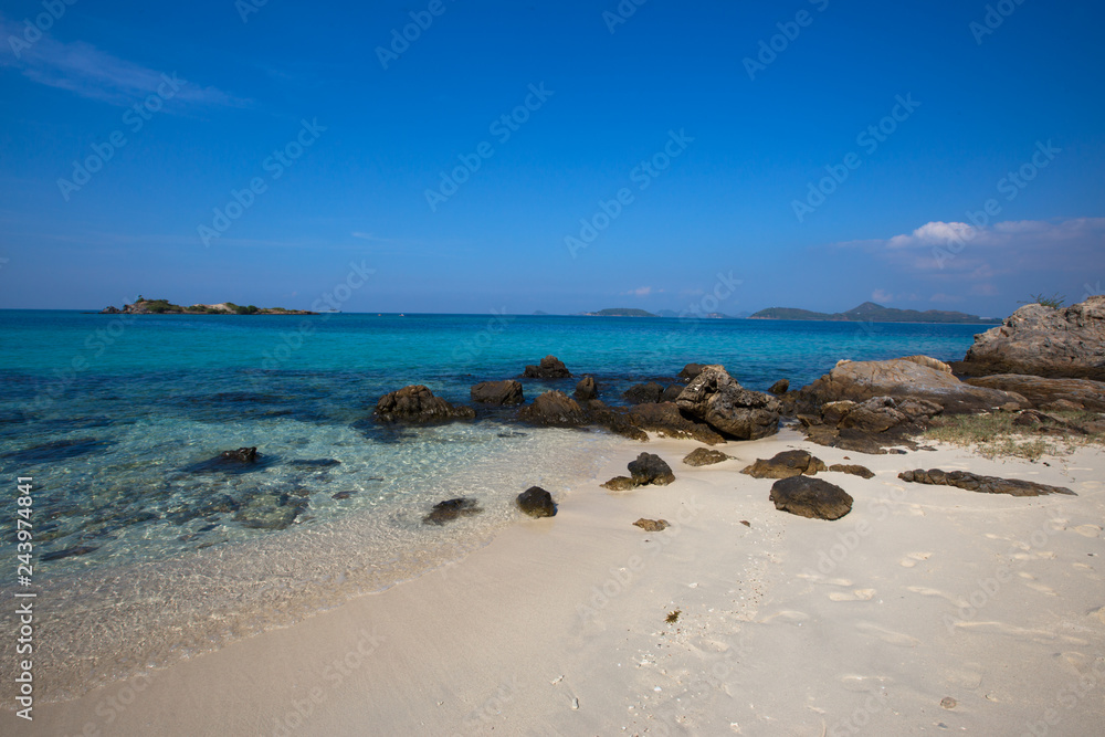 Bright blue sea view, natural background of beach, lake, bright sky wallpaper Natural beauty without additives