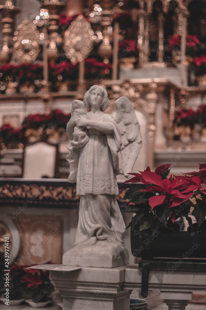 Naklejka premium Estatua de una iglesia