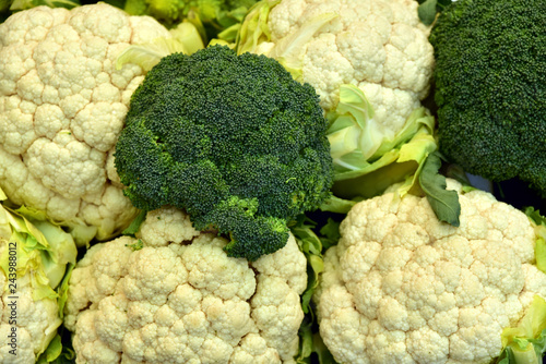 blumenkohl und broccoli auf dem markt