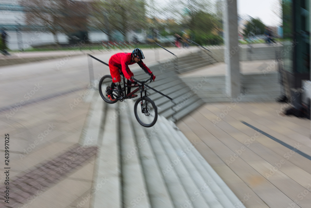 Radfahrer fährt über Treppenstufen Radfahrer fährt über Treppenstufen