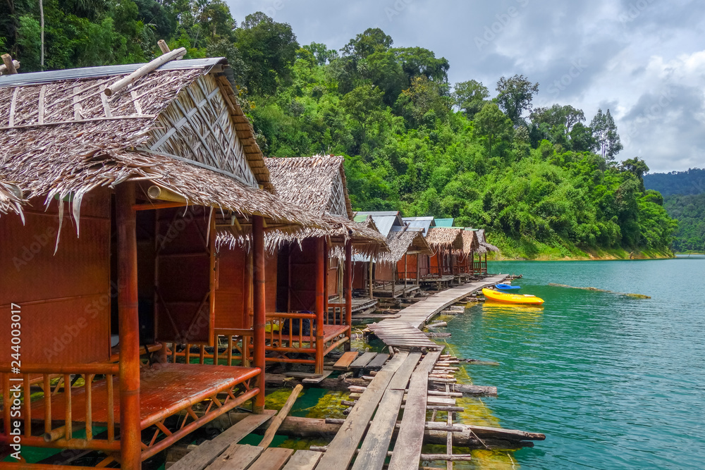 Naklejka premium Floating village in Cheow Lan Lake, Khao Sok, Thailand