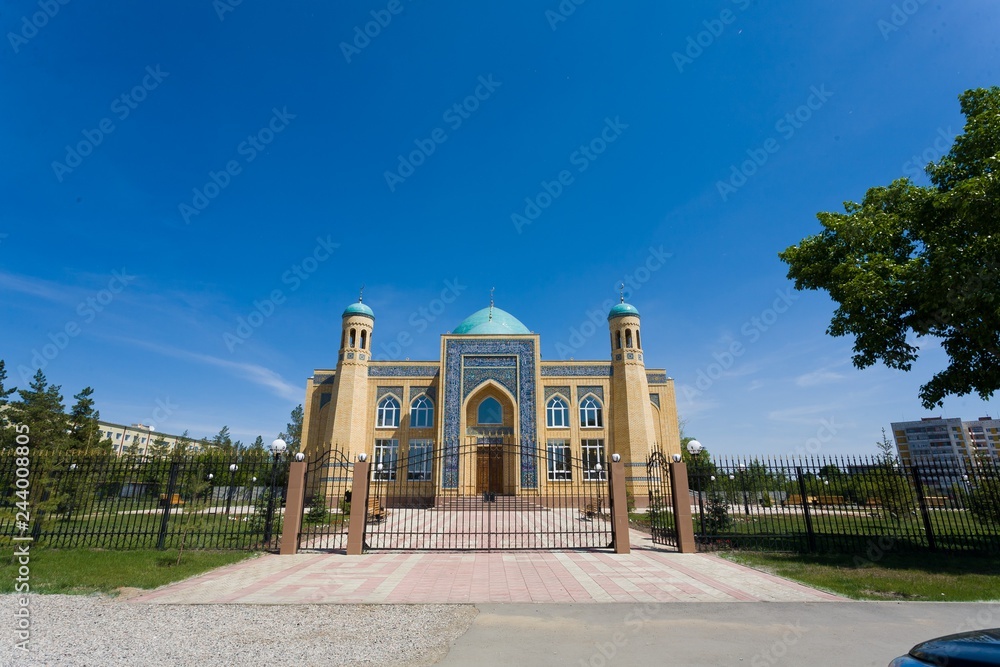 Obraz premium Beautiful muslim mosque on a sunny day against blue sky.
