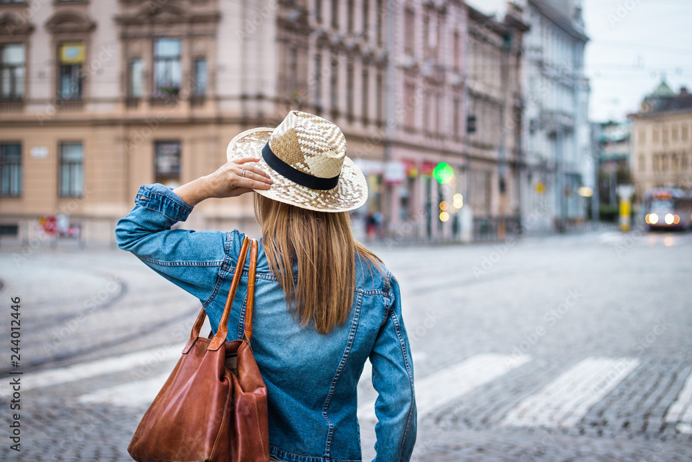 Fototapeta premium Woman lost in city