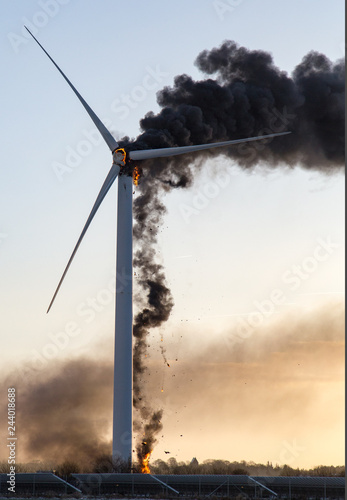 Windkraftanlage brennt, in Flammen